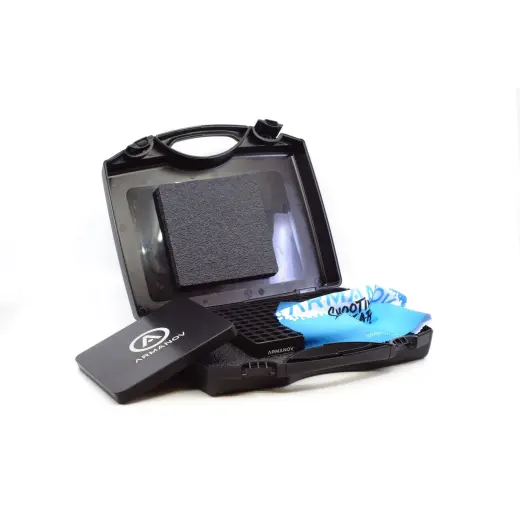 Nábojový kalibr Armanov na 100 ks nábojů pro rychlé vyhledávání deformovaných nábojů ráže 9x19mm. Černá barva. Součástí je i plastový přepravní kufr a čistící utěrka.